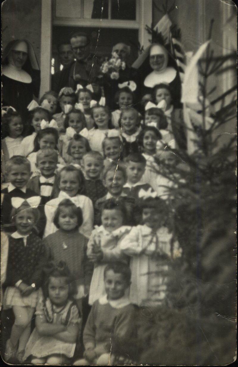Biskup Karol Wojtyła wraz z siostrami prowadzącymi przedszkole w Jurgowie i dziećmi uczęszczającymi do przedszkola. 